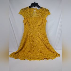 KENSIE Sz 4 Women's Gold Lace Cap Sleeve Cutout Back Short Sheath Dress Juniors